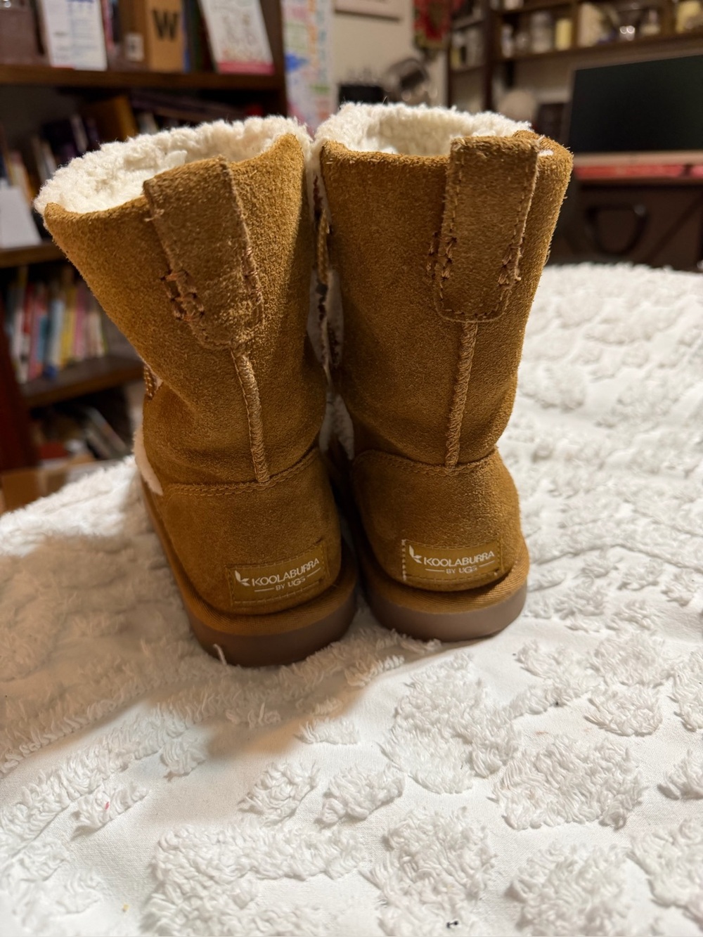 Kids Ugg Koolaburra Boots Size 1 Brown Winter Boots with White Panel in Front - Picture 5 of 8